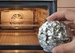 Ξέρει καλά η γιαγιά: Το κόλπο με το αλουμινόχαρτο για έναν πεντακάθαρο φούρνο