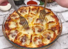 Σφηνώνει πατάτες ανάμεσα στον κιμά και ρίχνει τυράκι από πάνω. Το αποτέλεσμα είναι μια πανδαισία γεύσεων