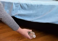 Γιατί πρέπει να ρίξετε ένα μπουκαλάκι με νερό κάτω από το κρεβάτι στο δωμάτιο του ξενοδοχείου μόλις μπείτε