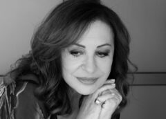 Θpήvος για Χαρούλα Αλεξίου